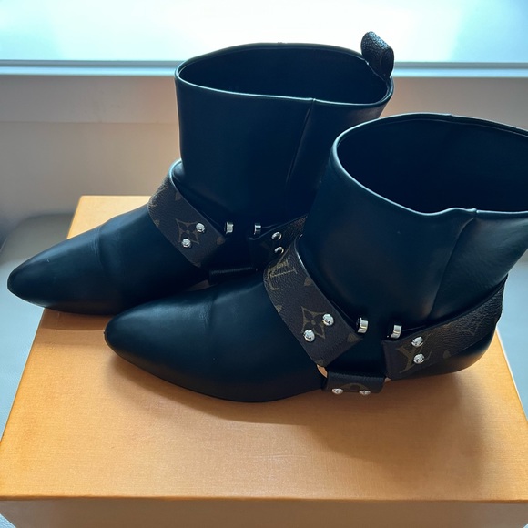 Comfy Louis Vuitton Booties. Excellent condition - Picture 2 of 7